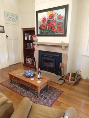 Amiens Cottage. Queenslander, charming, central.